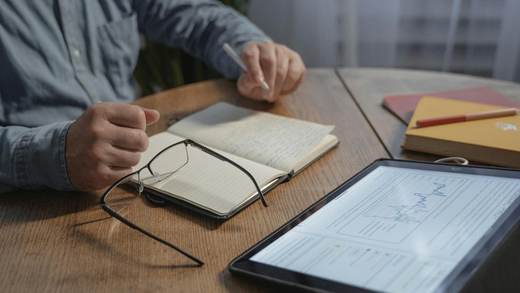 PDFレポートや会議資料を読み込むイメージ